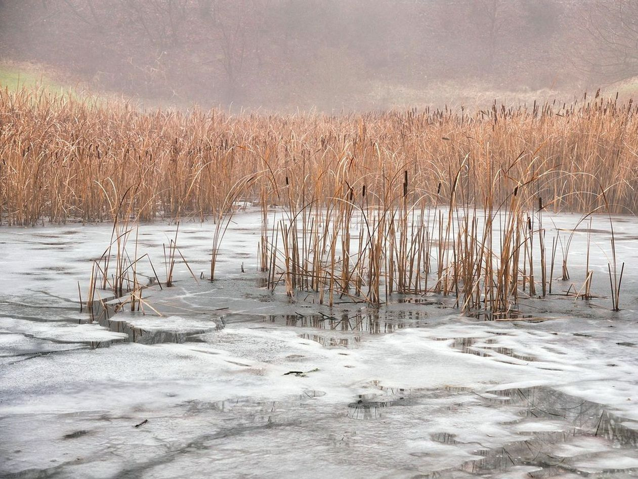 Ropa térmica para pesca en el hielo junto al lago bajo el hielo