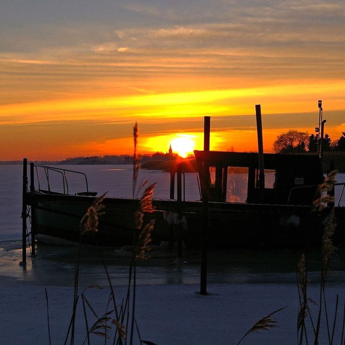 Amanecer en el lago congelado